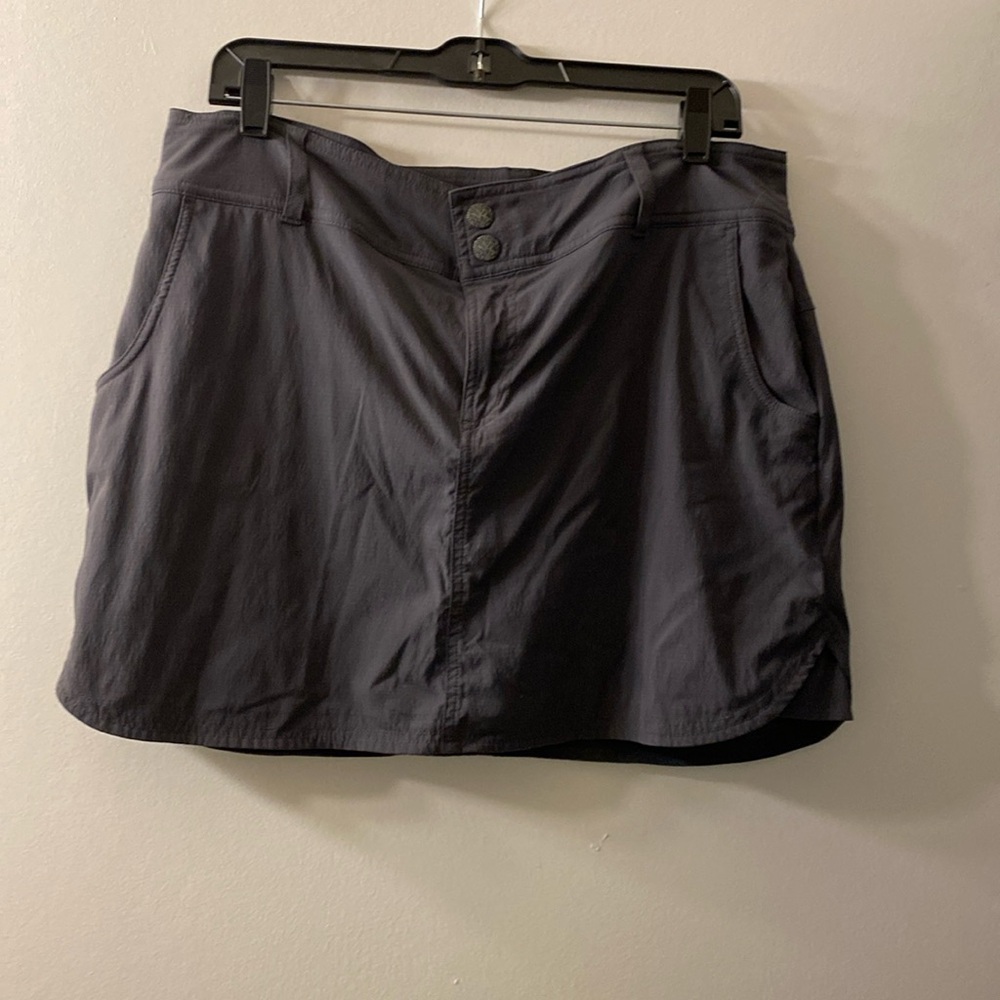 Prana skort gray with 2 front pockets and 2 back pockets. Zip with snaps